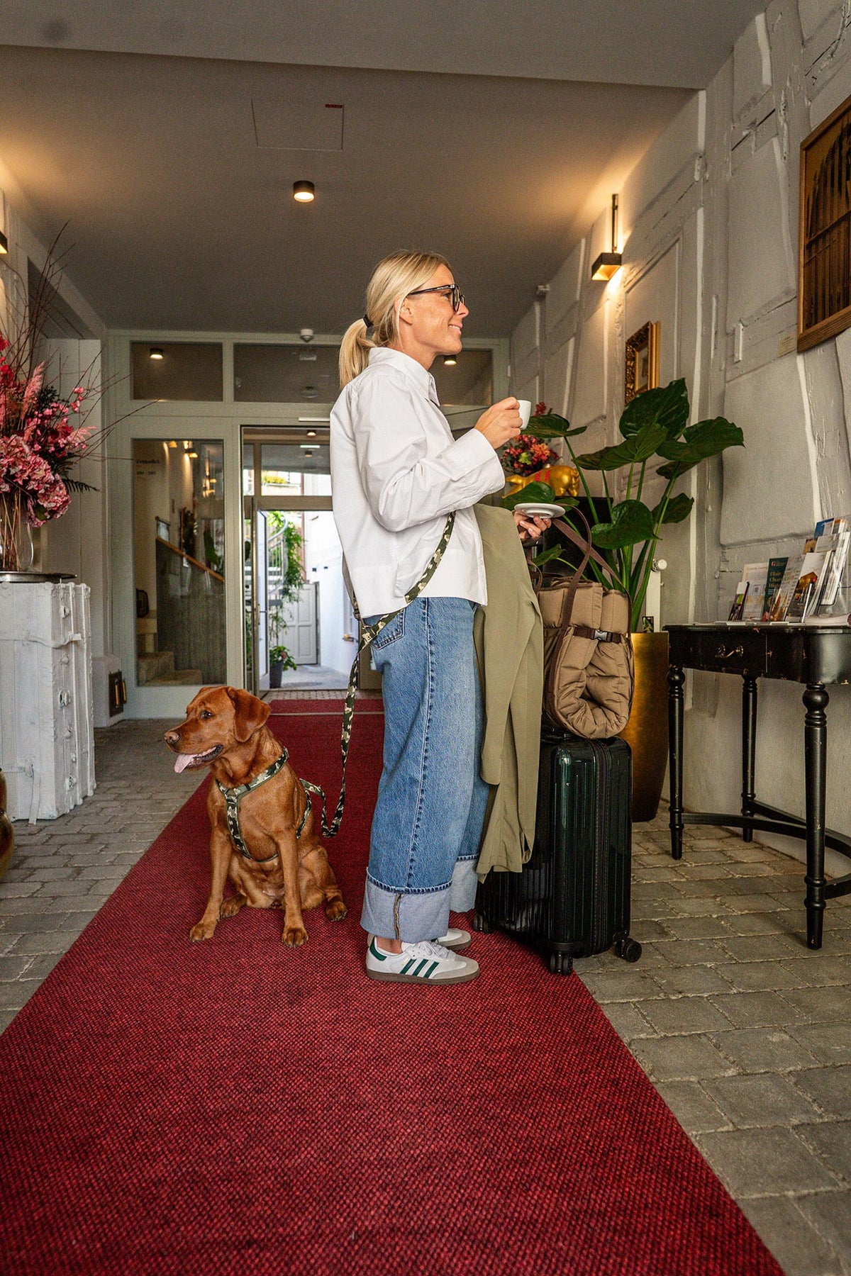 Hotelgast nutzt Reisedecke POCKET und Umhängeleine Design Entdecker