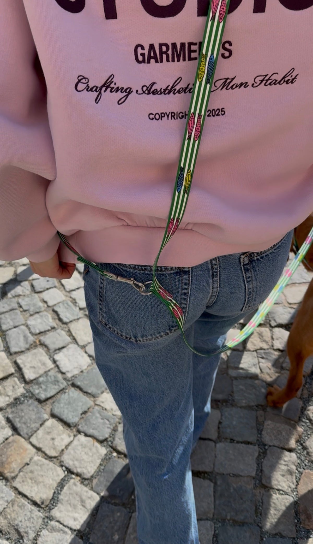 Frau trägt Umhängeleinen mit Fischmotiv, Design SALTY