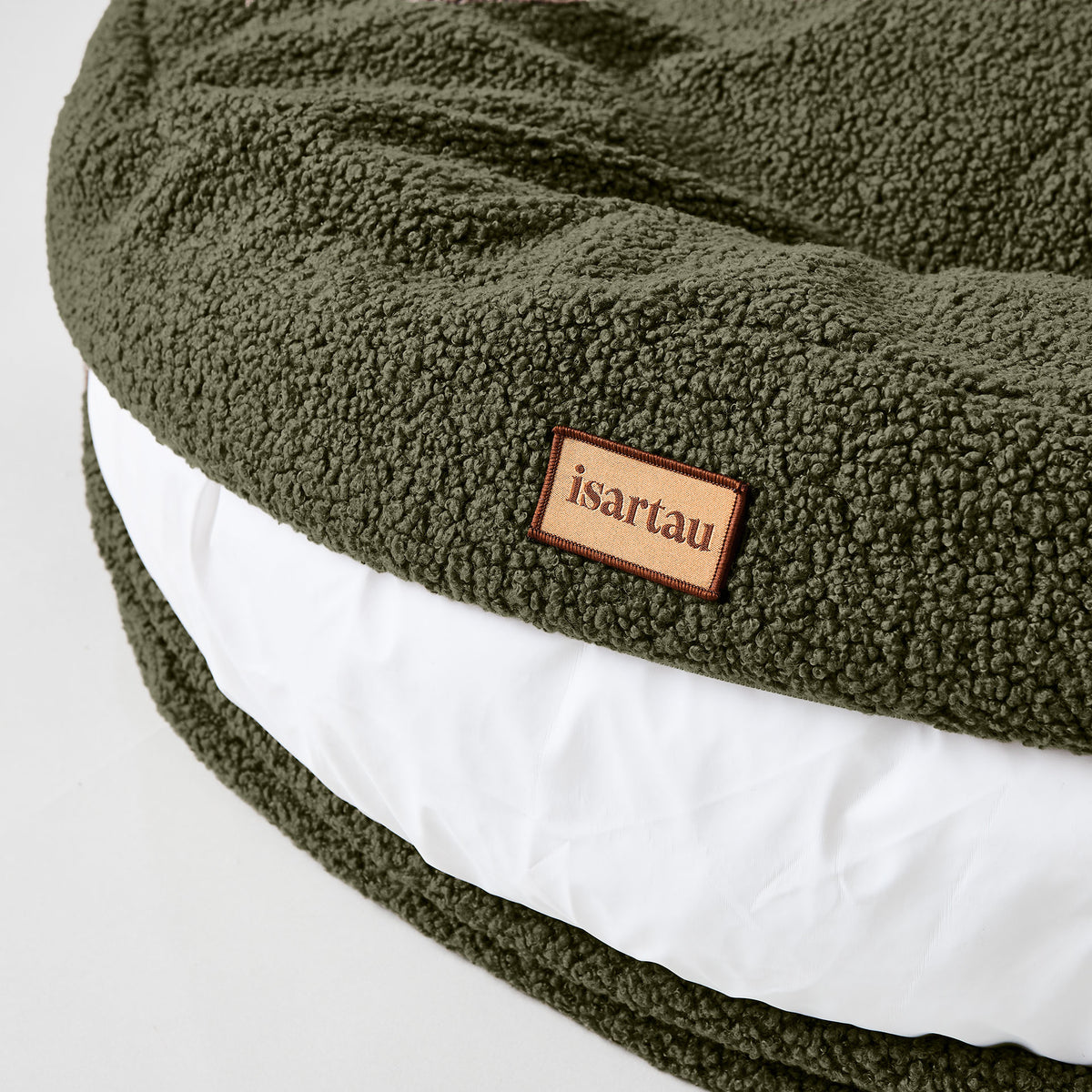 isartau Orthopädisches Hundebett mit geöffnetem Außenbezug, Sicht auf abwischbaren und wasserdichten Innenbezug, Teddystoff Olivgrün