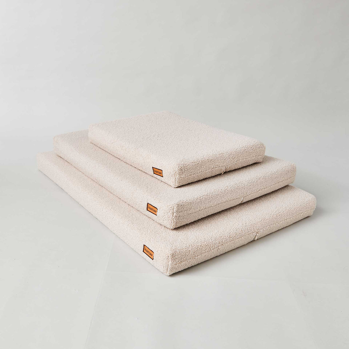 isartau Größenvergleich der orthopädischen Hundematte Ortho eckig, Teddybezug Sand