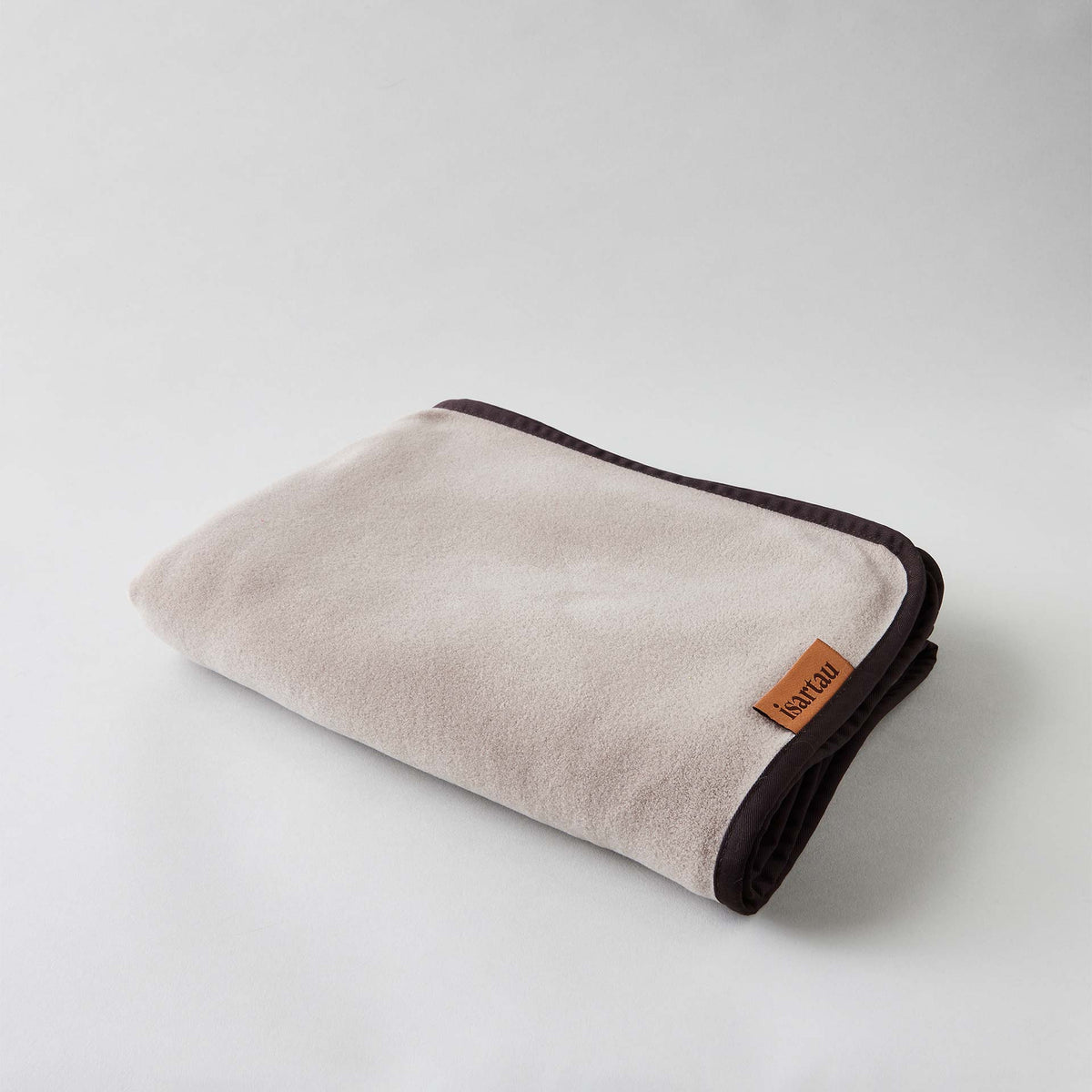 Schmusedecke Beige, dunkelbraune Einfassung