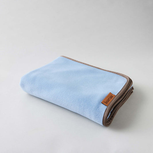 Schmusedecke Hellblau, Einfassung Beige, 100×140 cm