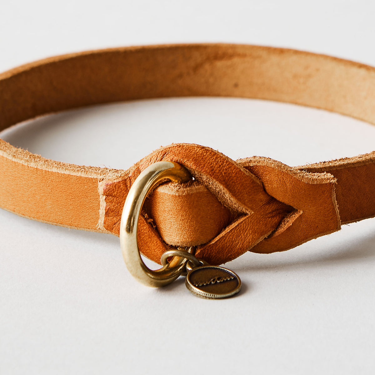 isartau Markenband aus Leder in Cognac, Detailansicht, Messingbeschläge