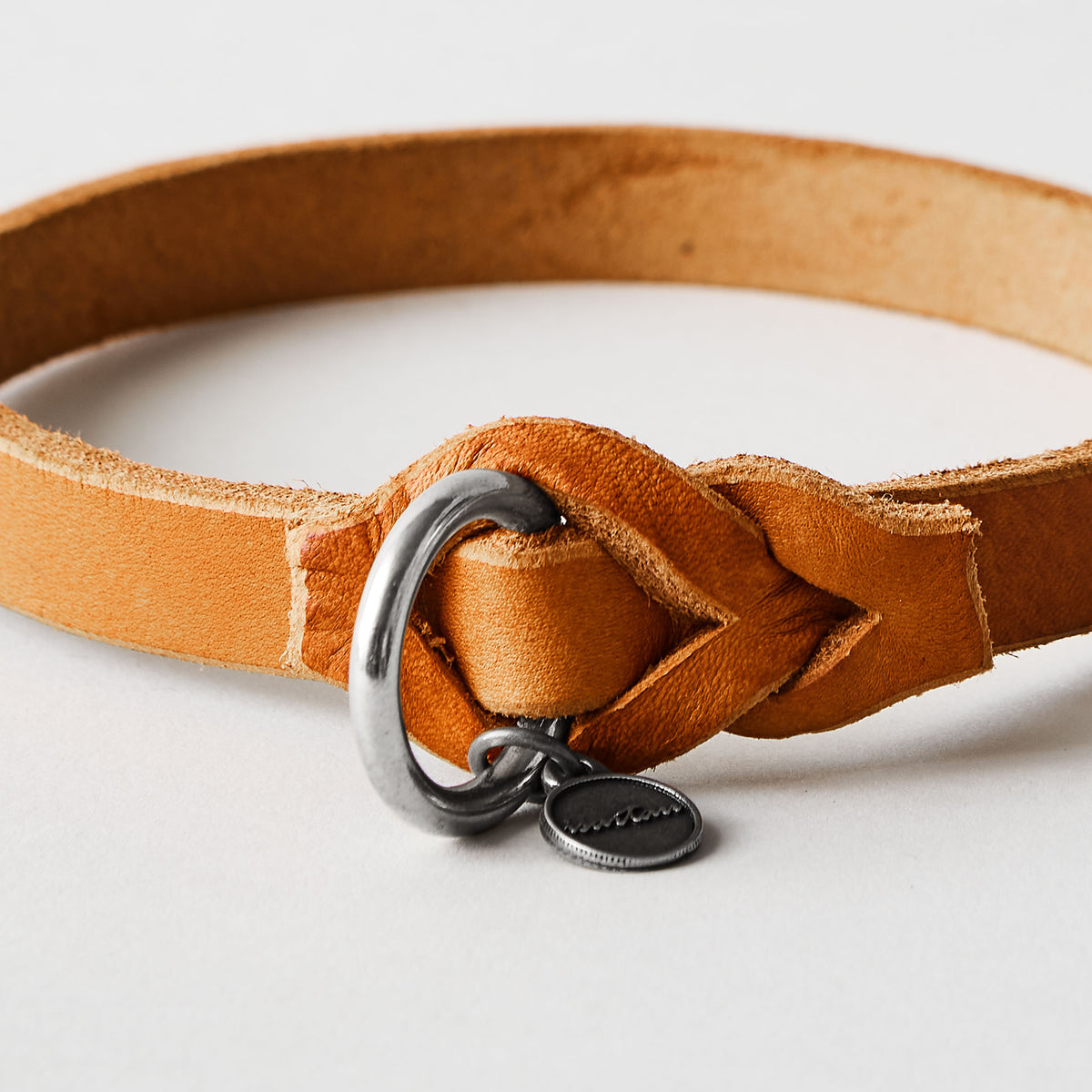 isartau Markenband aus Leder in Cognac, Detailansicht, Edelstahlbeschläge