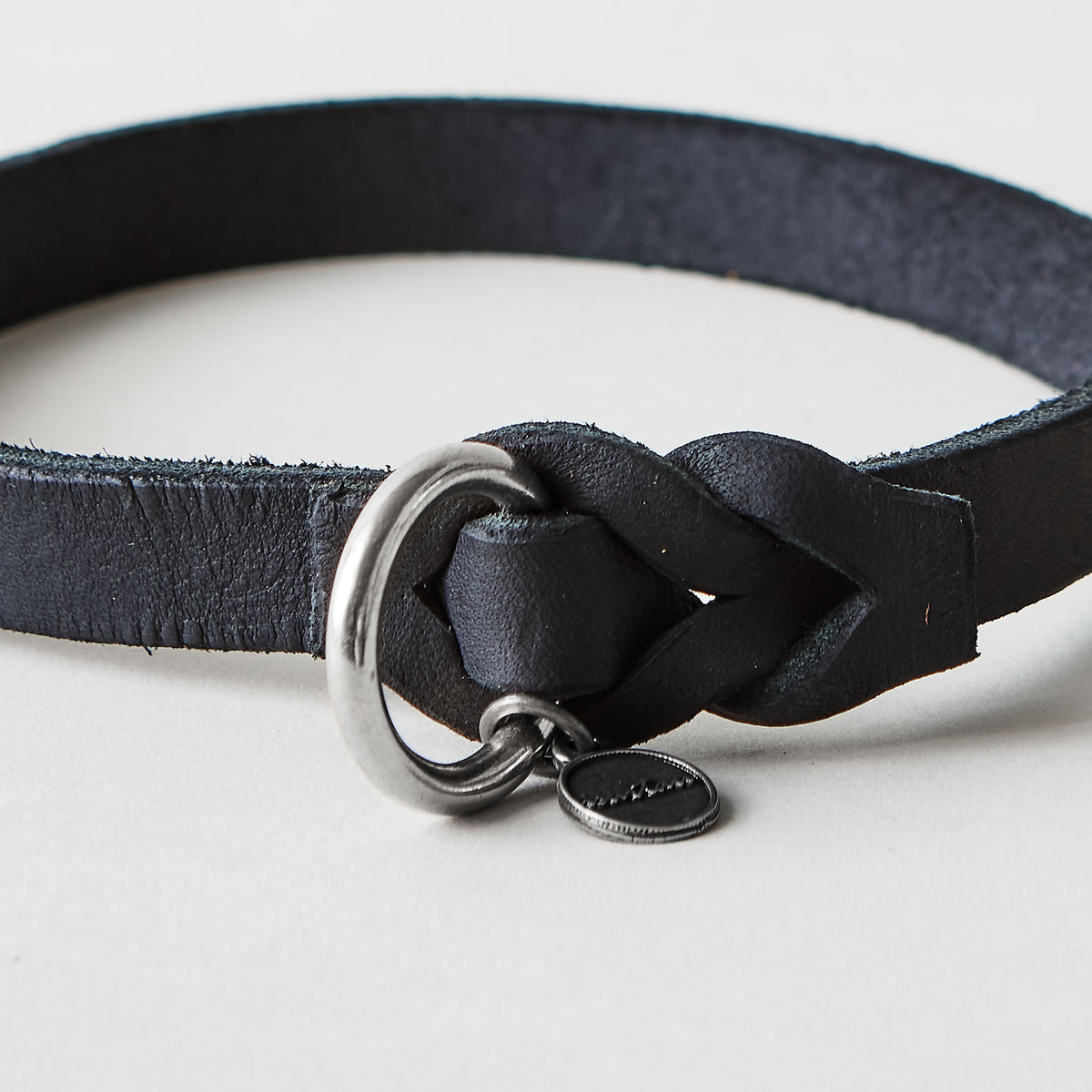 isartau Markenband aus Leder in Schwarz, Detailansicht, Edelstahlbeschläge