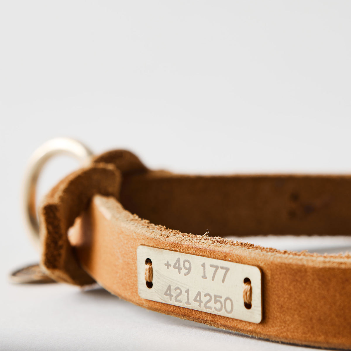 isartau Markenband aus Leder, Detailansicht des gravierten Schilds
