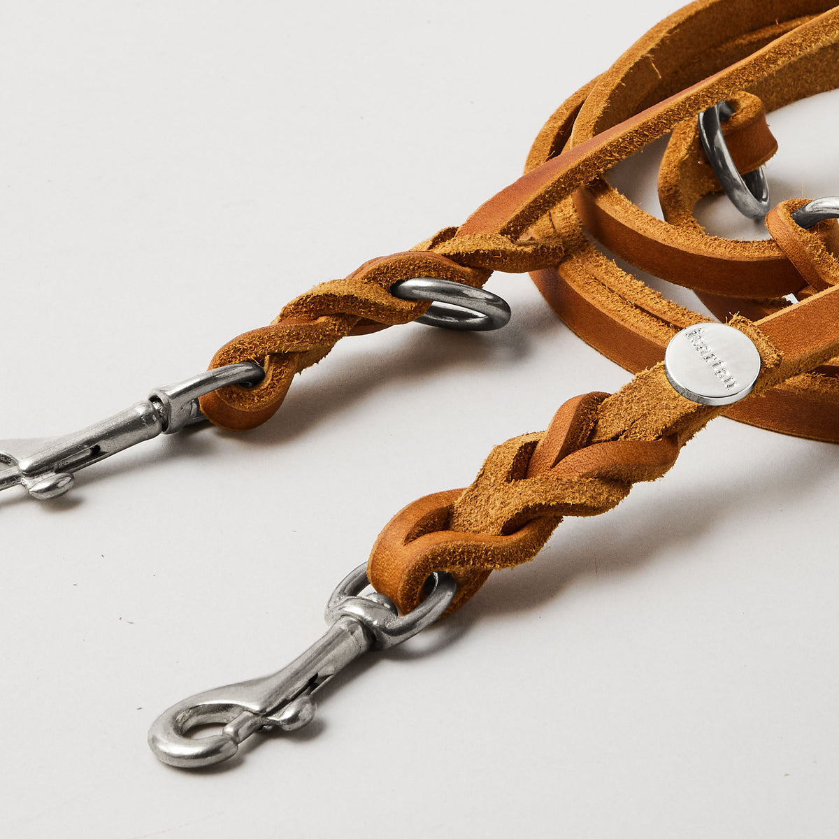 Detail Lederleine, Farbe Cognac, 10mm breit, kleine Bolzenkarabiner aus Edelstahl