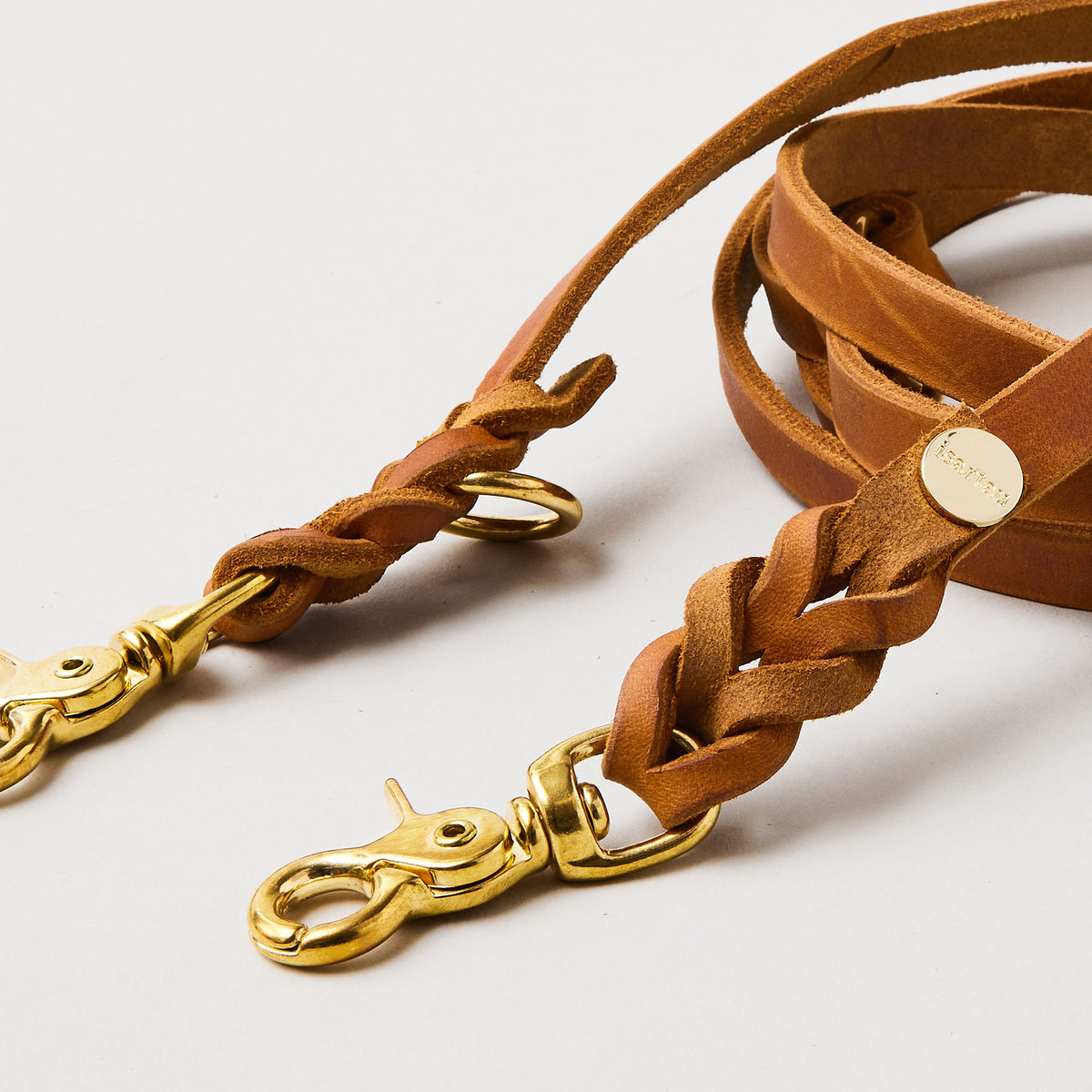 Detail Flechtung, Lederleine in Farbe Cognac, 15 mm breit, Scherenkarabiner Messing