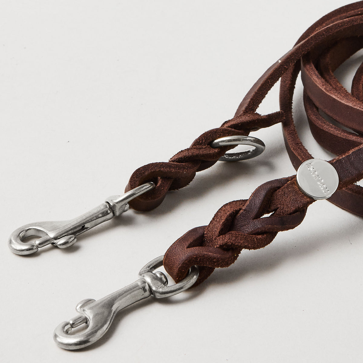 isartau Lederleine PURE in Dunkelbraun, Detailansicht, Lederbreite 10 mm, Edelstahlbeschläge
