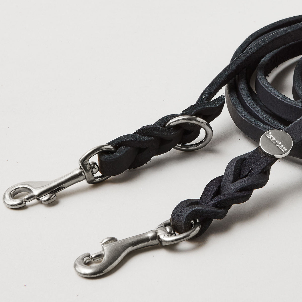 isartau Lederleine PURE in Schwarz, Detailansicht, Lederbreite 10 mm, Edelstahlbeschläge