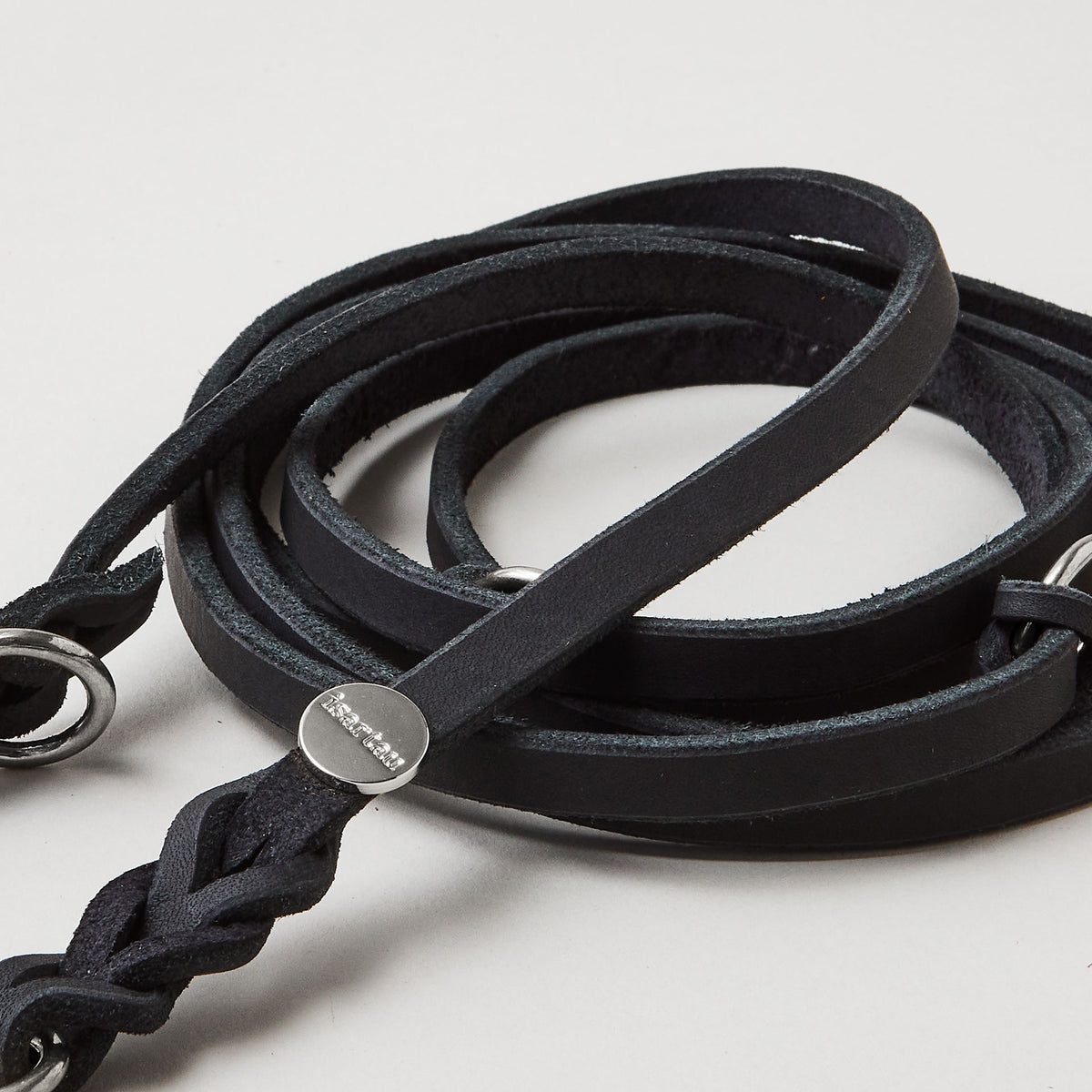 isartau Lederleine PURE in Schwarz, Detailansicht, Lederbreite 10 mm, Edelstahlbeschläge