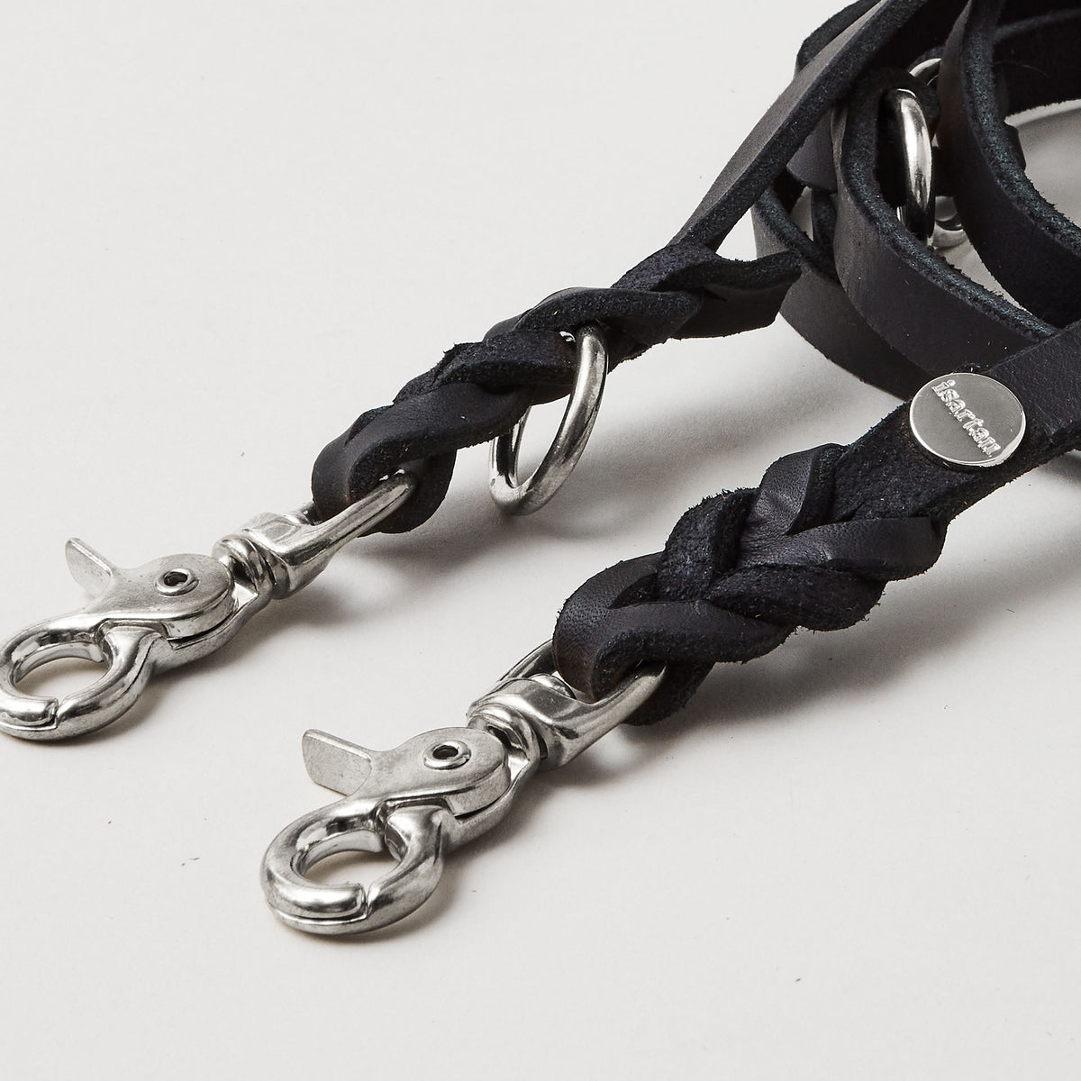 isartau Lederleine PURE in Schwarz, Detailansicht, Lederbreite 15 mm, Edelstahlbeschläge