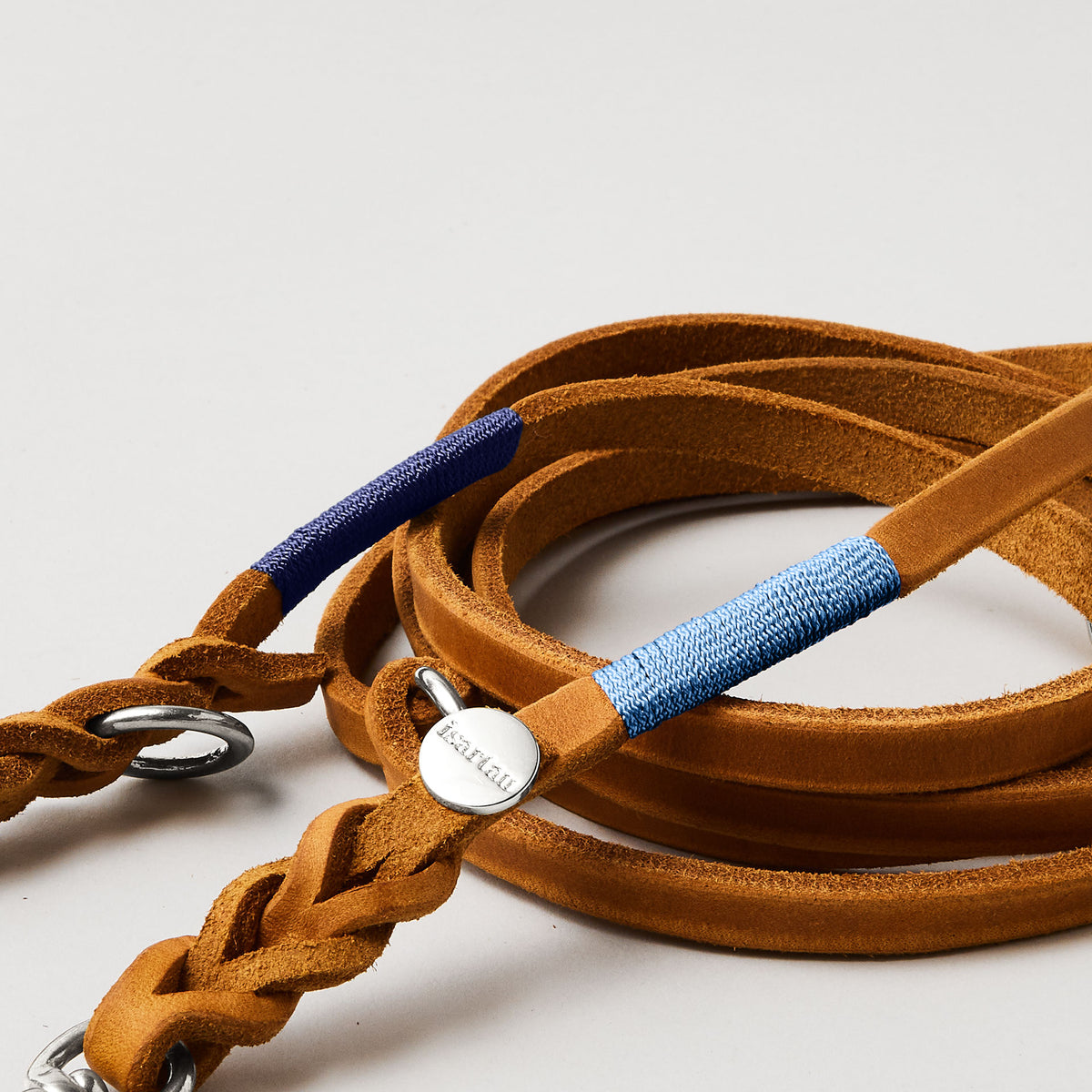 isartau Lederleine SPORTY in Cognac, Takelung Hellblau und Dunkelblau