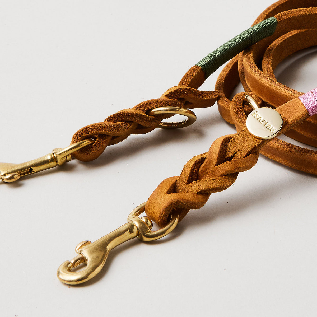 isartau Lederleine SPORTY in Cognac, Detailansicht, Lederbreite 10 mm, Messingbeschläge, Takelung Rose und Grün