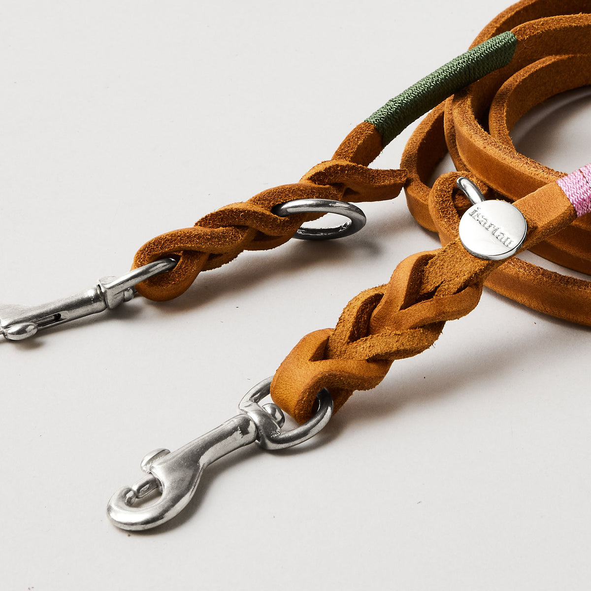 isartau Lederleine SPORTY in Cognac, Detailansicht, Lederbreite 10 mm, Edelstahlbeschläge, Takelung Rose und Grün