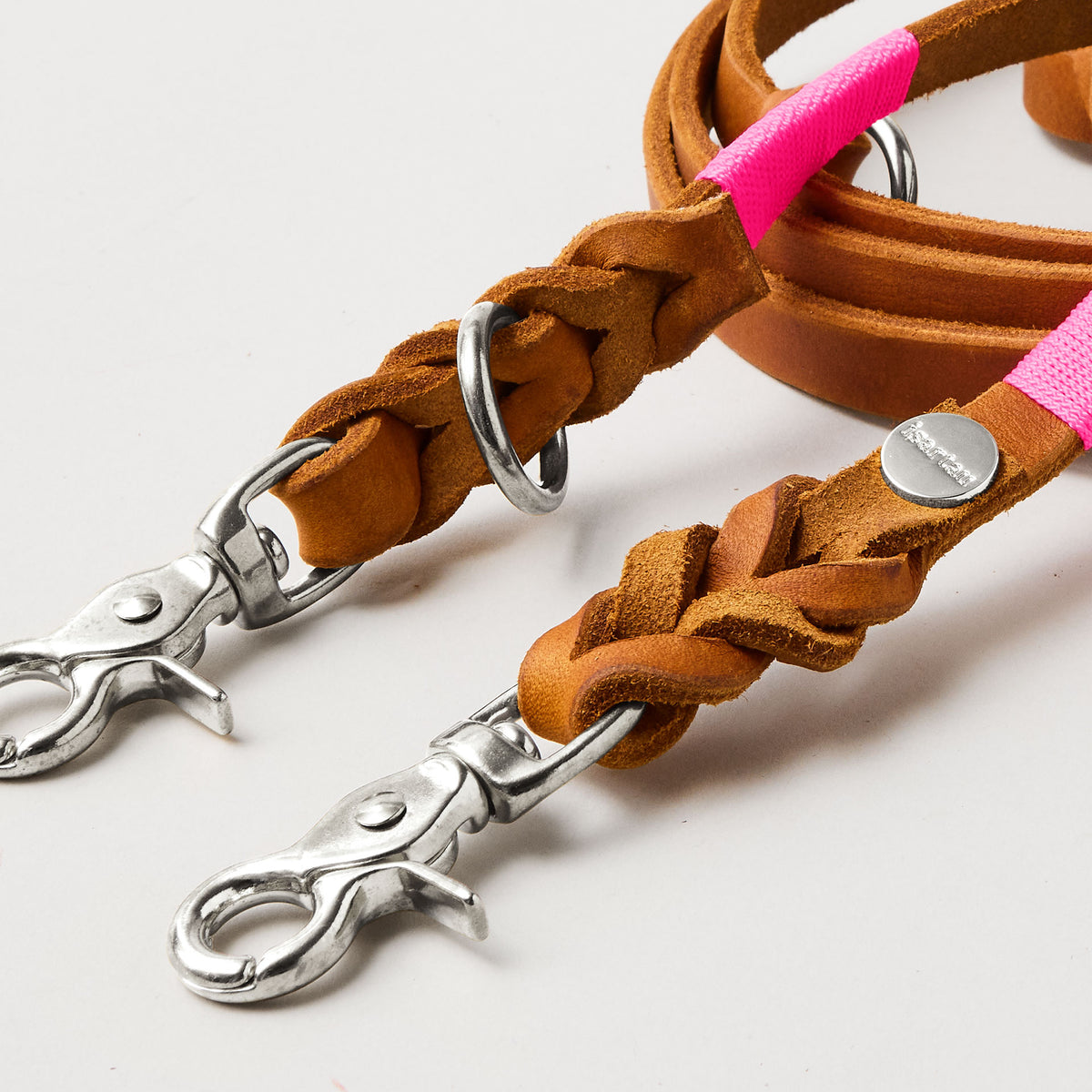 isartau Lederleine SPORTY in Cognac, Detailansicht, Lederbreite 15 mm, Edelstahlbeschläge, Takelung Neonpink