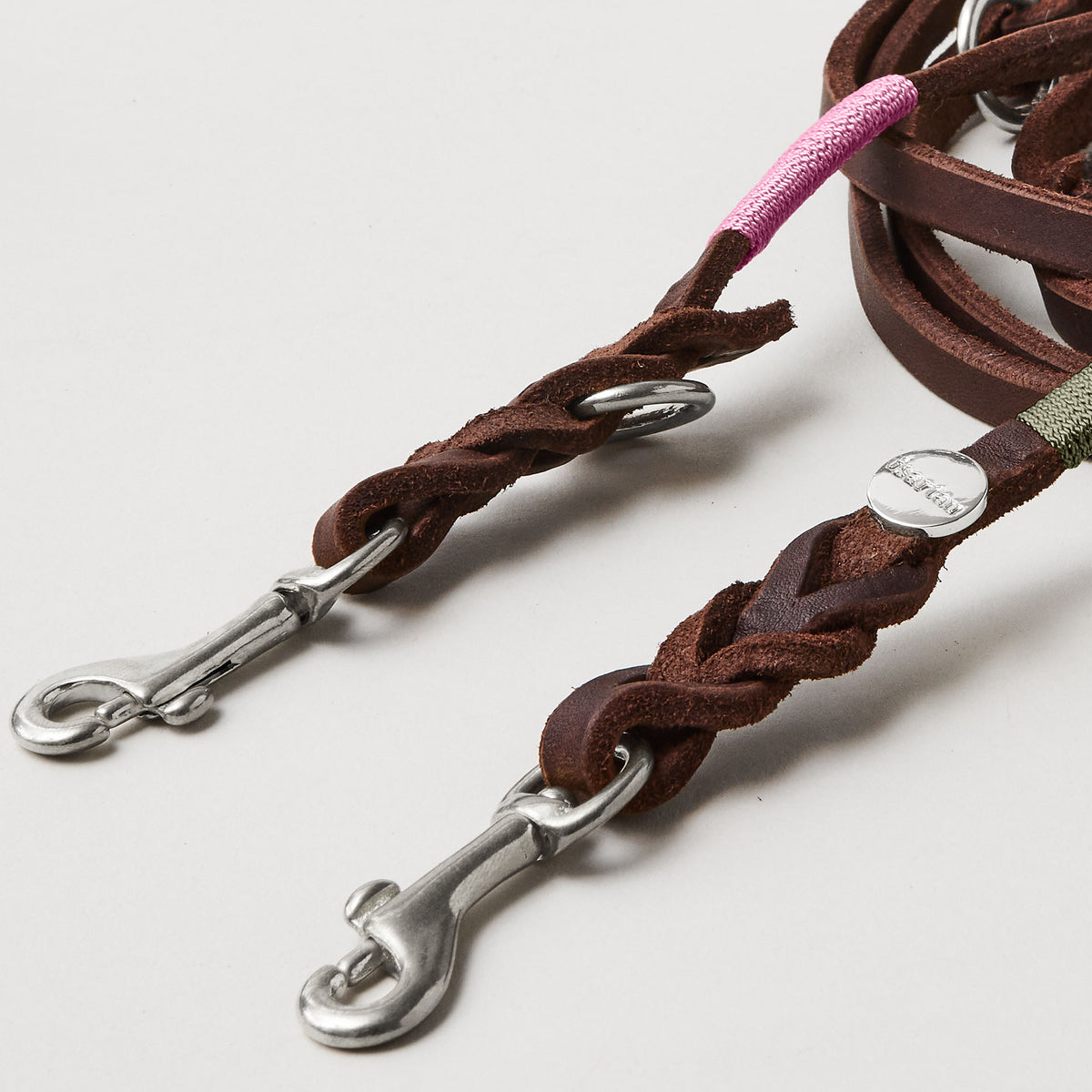 isartau Lederleine SPORTY in Dunkelbraun, Detailansicht, Lederbreite 10 mm, Edelstahlbeschläge, Takelung Rose und Grün