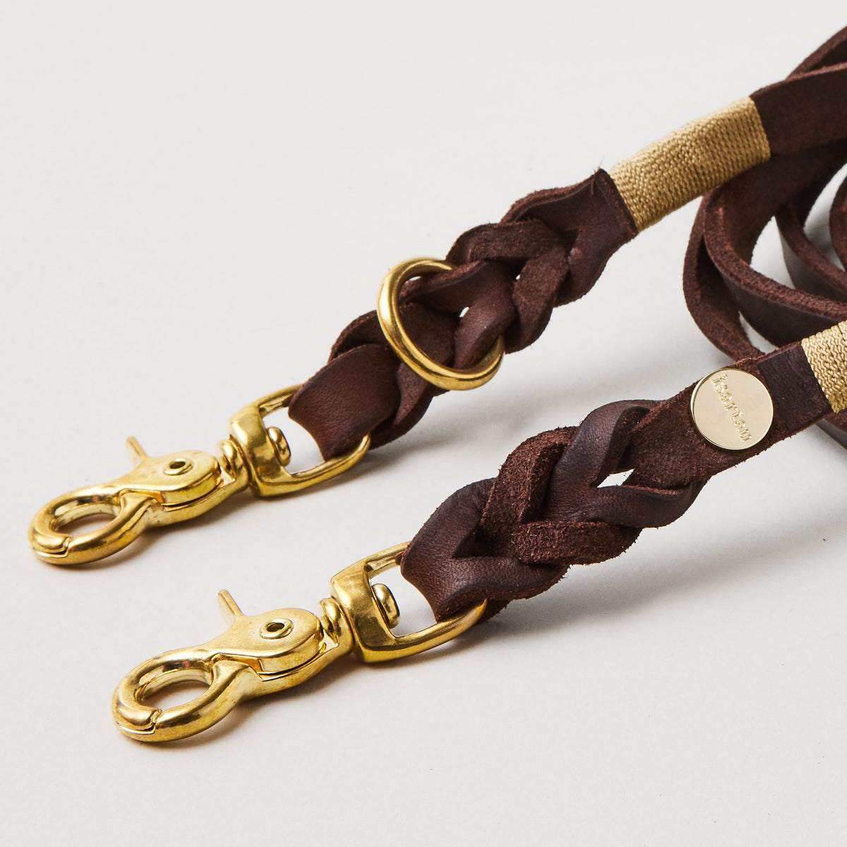 isartau Lederleine SPORTY in Dunkelbraun, Detailansicht, Lederbreite 15 mm, Messingbeschläge, Takelung Gold
