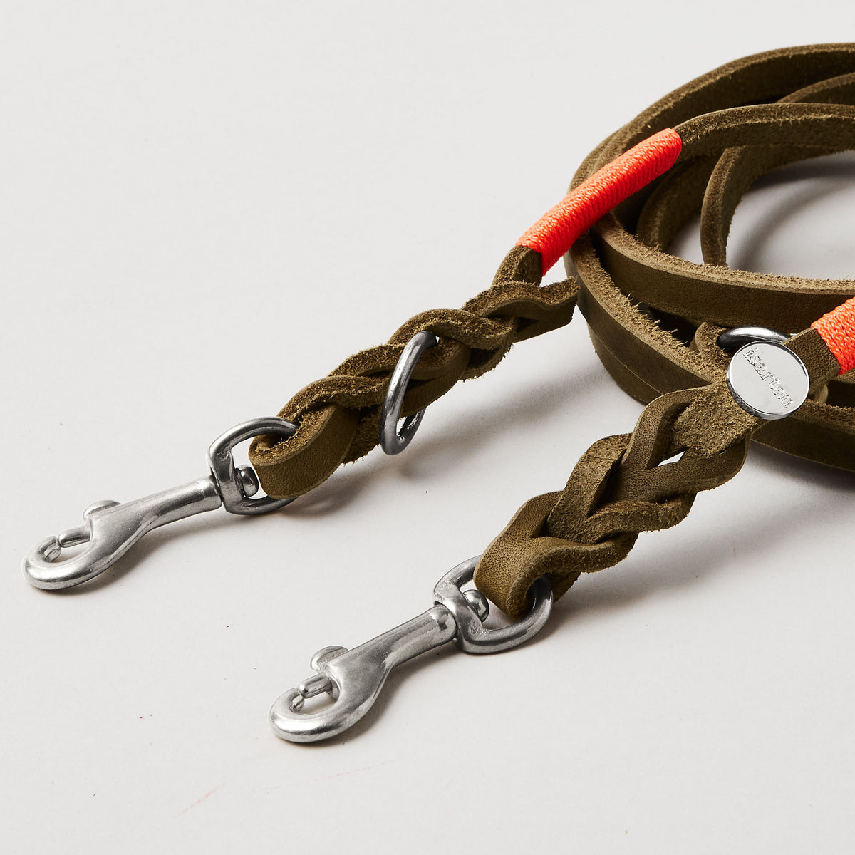 isartau Lederleine SPORTY in Oliv, Detailansicht, Lederbreite 10 mm, Edelstahlbeschläge