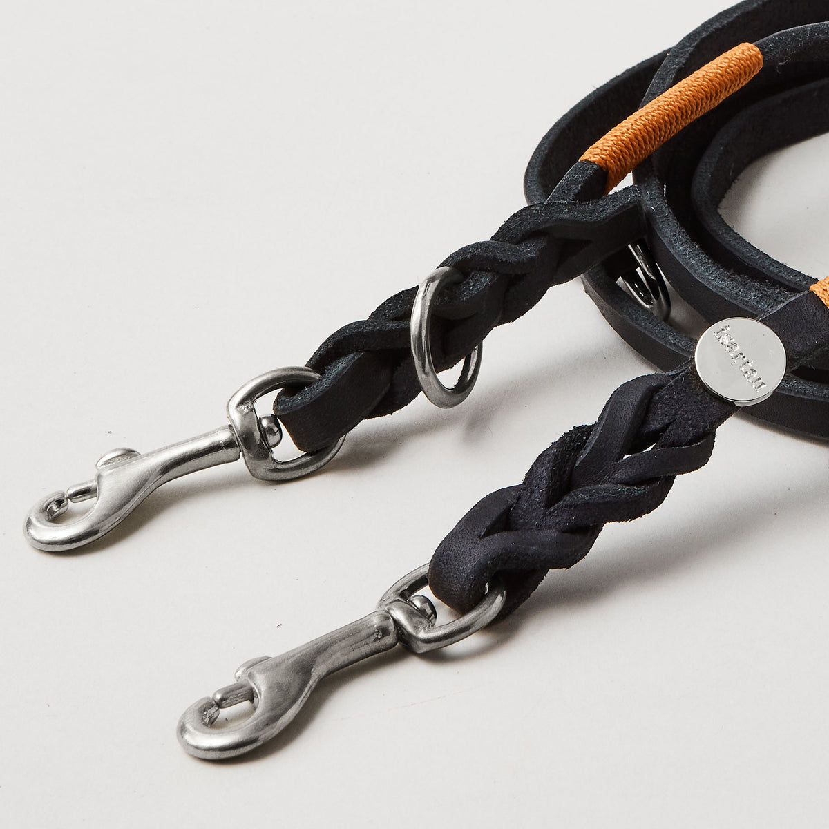 isartau Lederleine SPORTY in Schwarz, Detailansicht, Lederbreite 10 mm, Edelstahlbeschläge