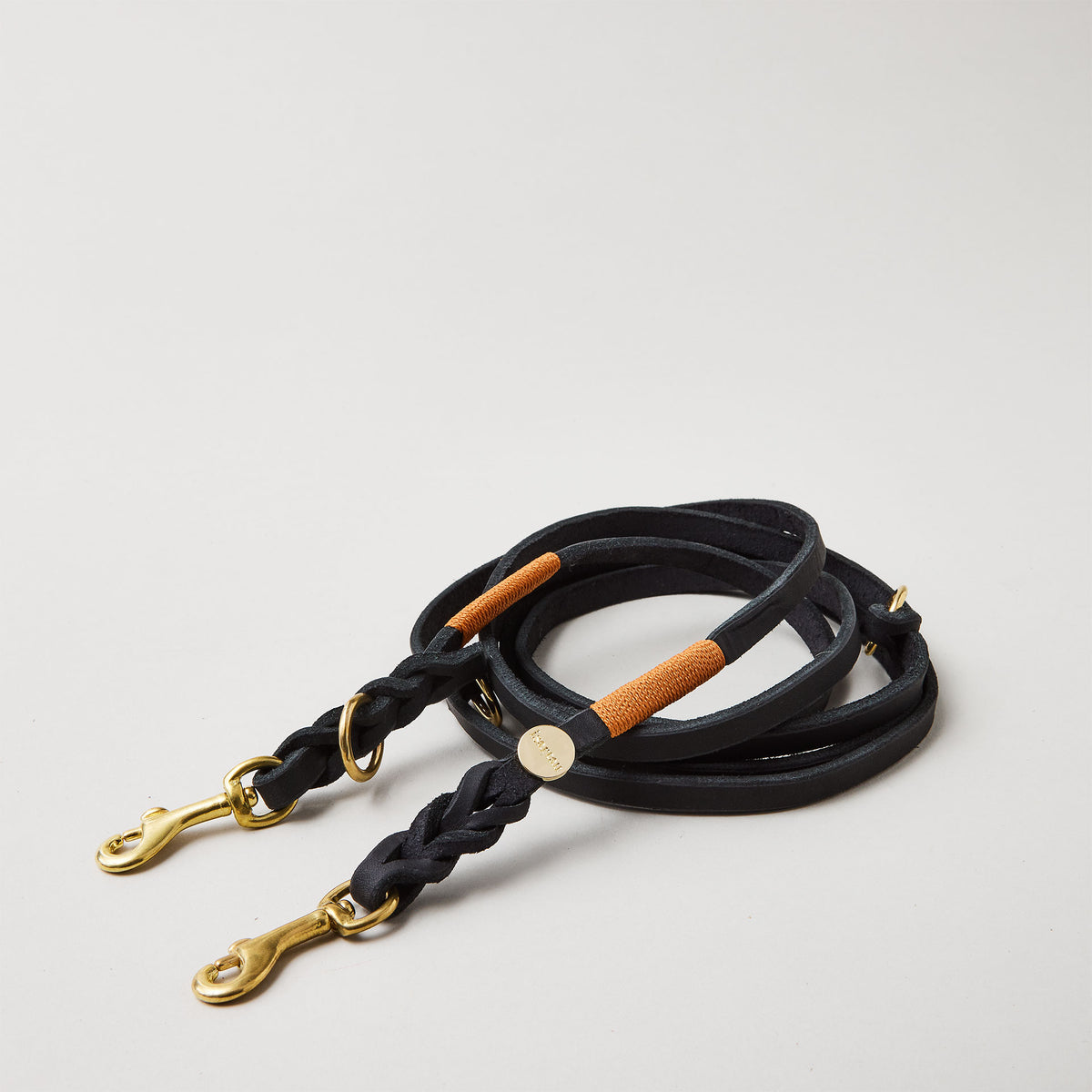 isartau Lederleine SPORTY in Schwarz, für Hunde unter 7 Kilo, Lederbreite 10 mm, Messingbeschläge