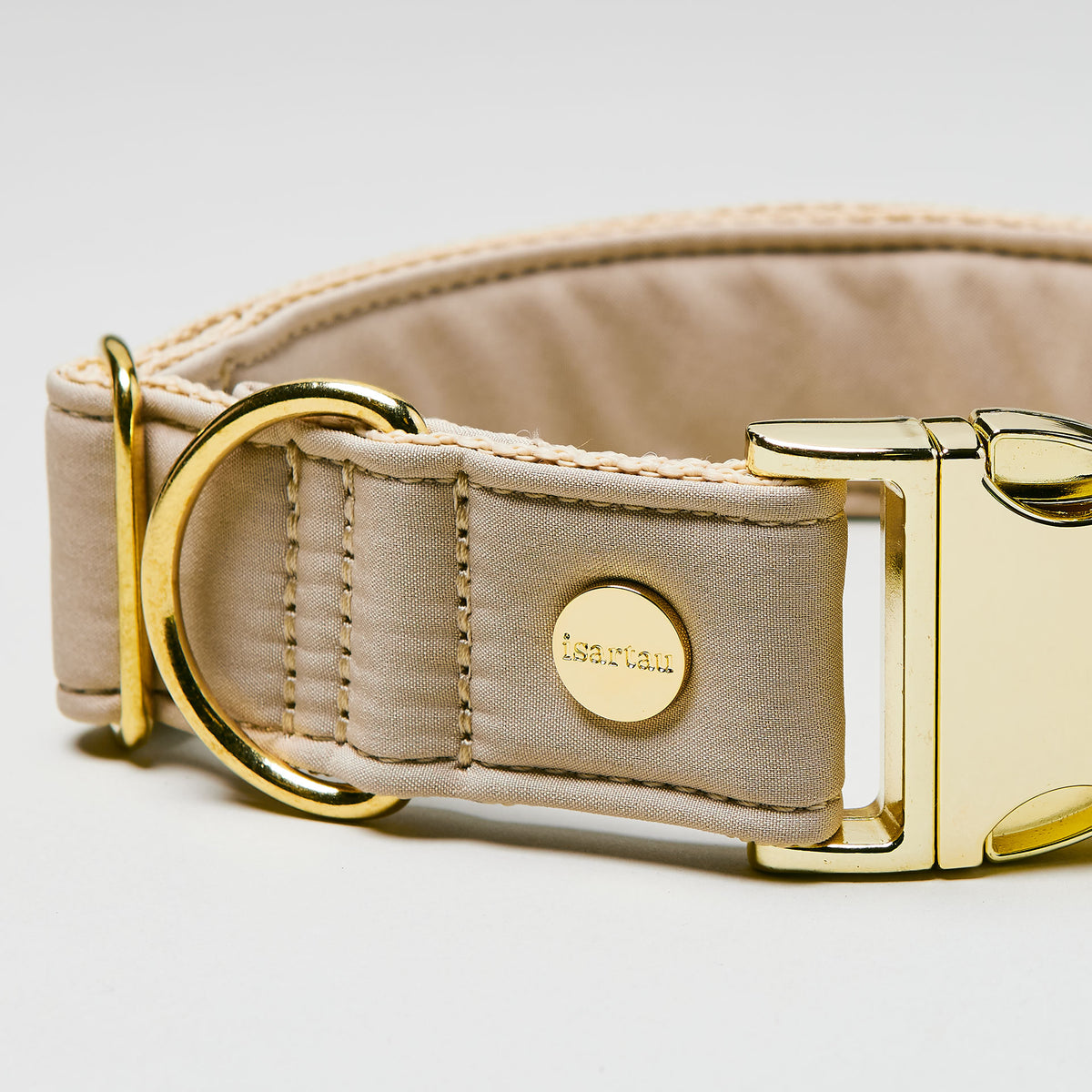 isartau Halsband Softie Beige, goldene Beschläge, Detailansicht