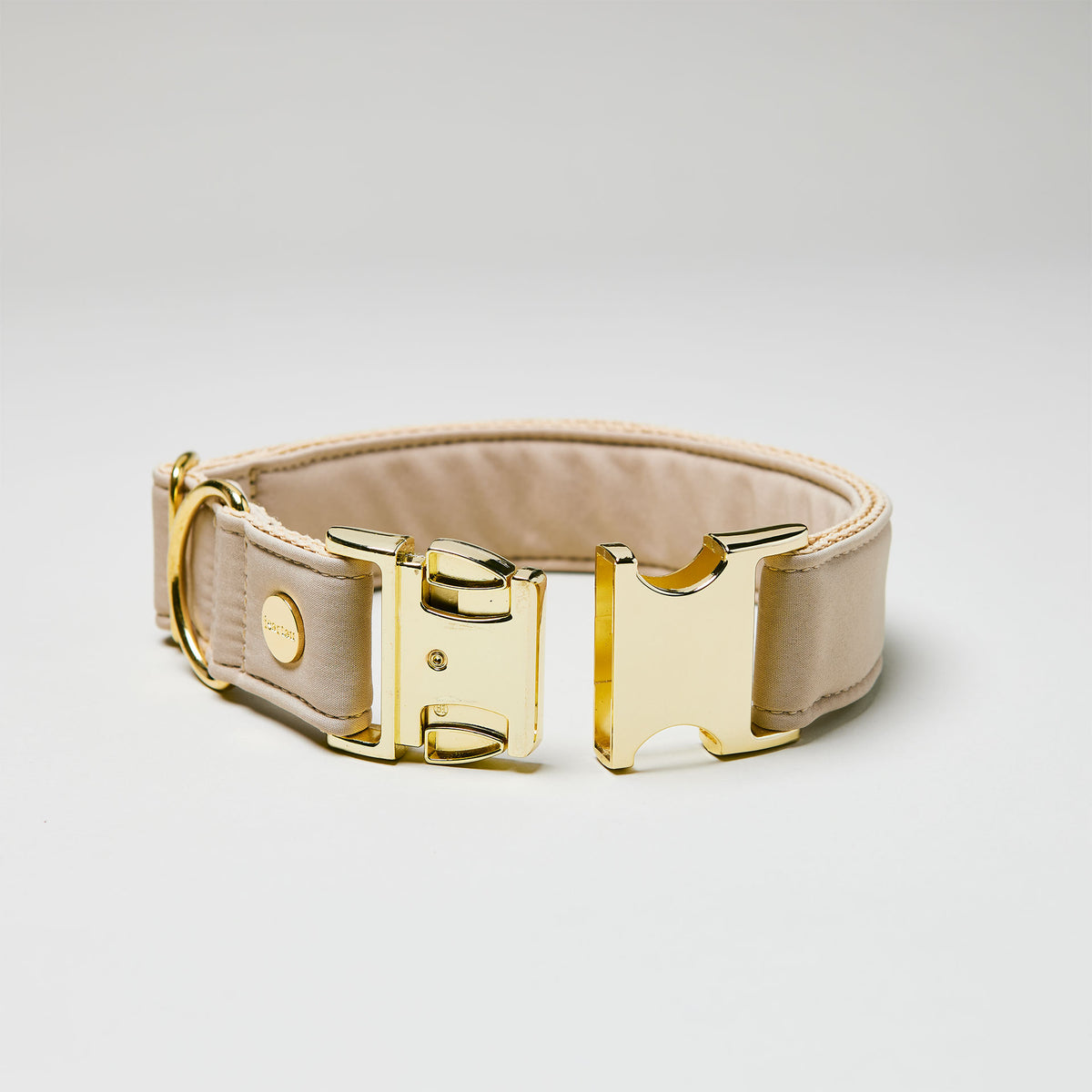 isartau Halsband Softie Beige, goldene Beschläge, Detailansicht