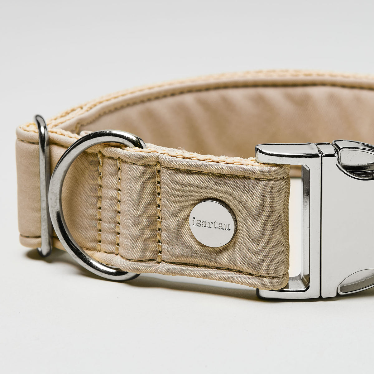 isartau Halsband Softie Beige, silberne Beschläge, Detailansicht
