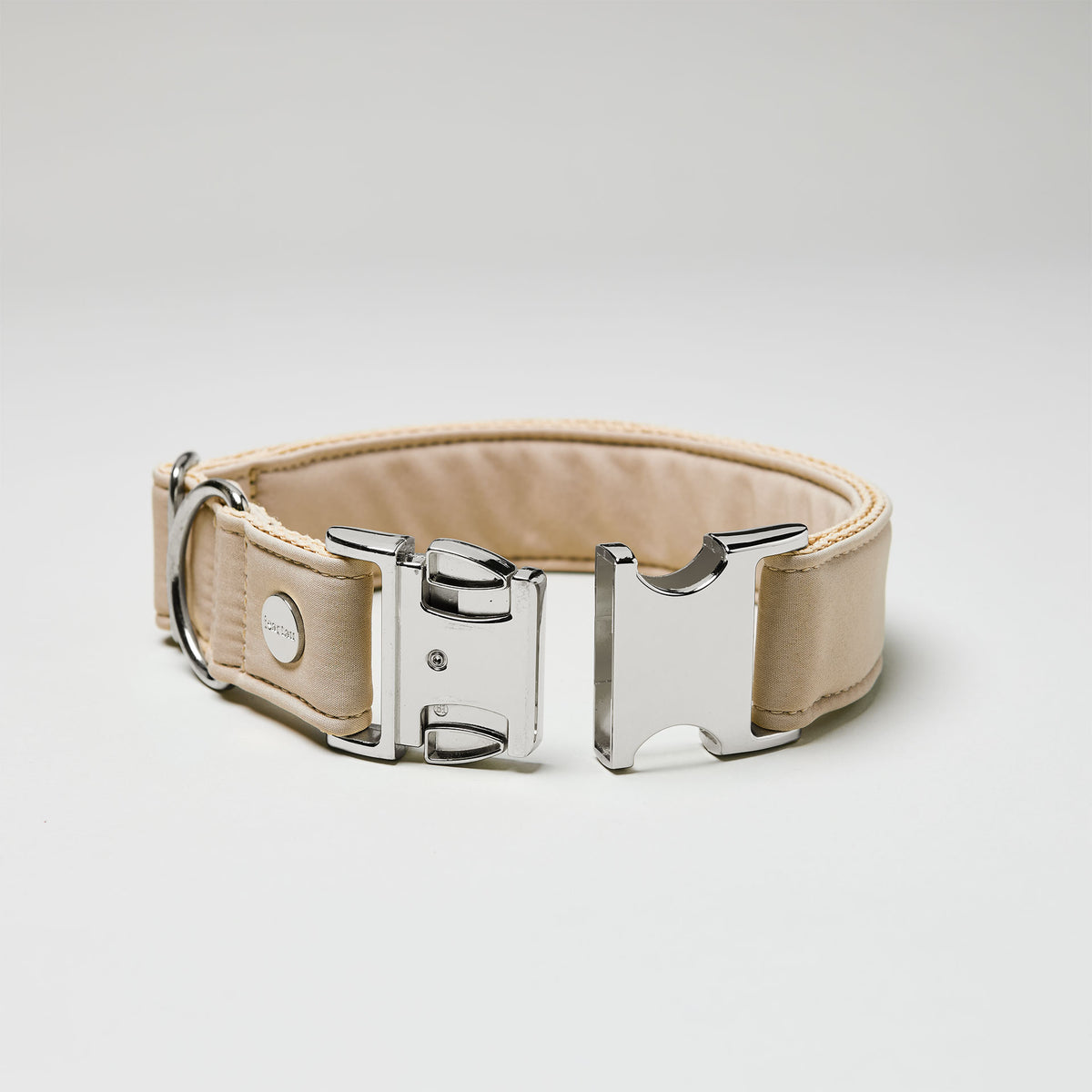 isartau Halsband Softie Beige, silberne Beschläge, Detailansicht