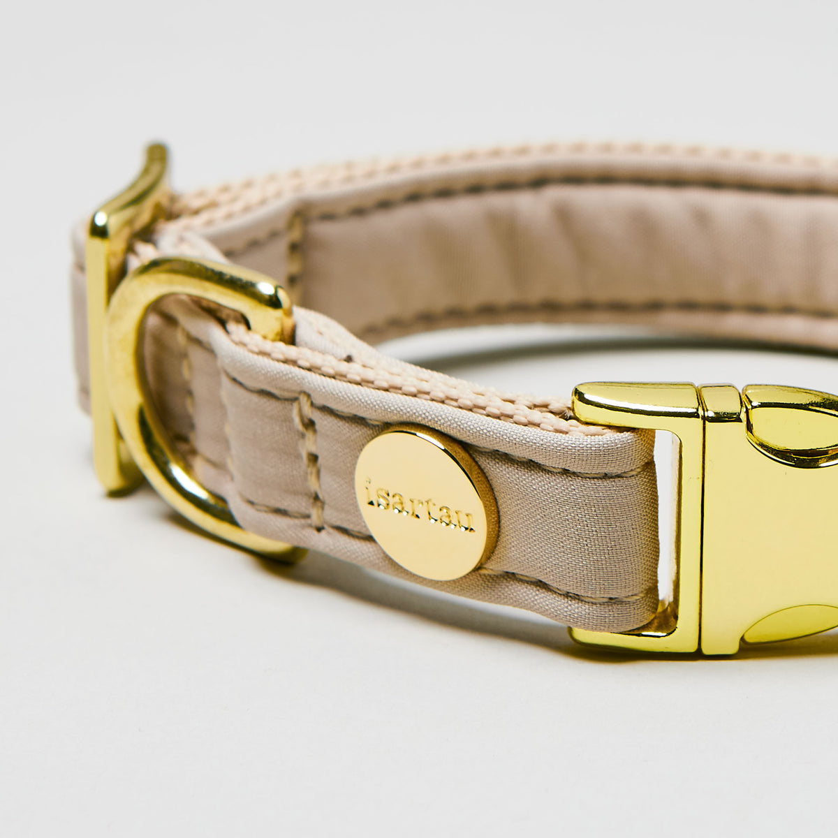 isartau Halsband Softie Beige, goldene Beschläge, Detailansicht