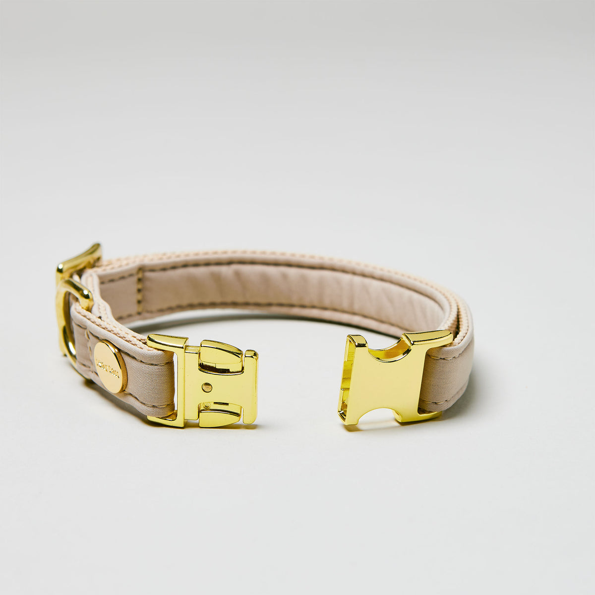 isartau Halsband Softie Beige, goldene Beschläge, Detailansicht