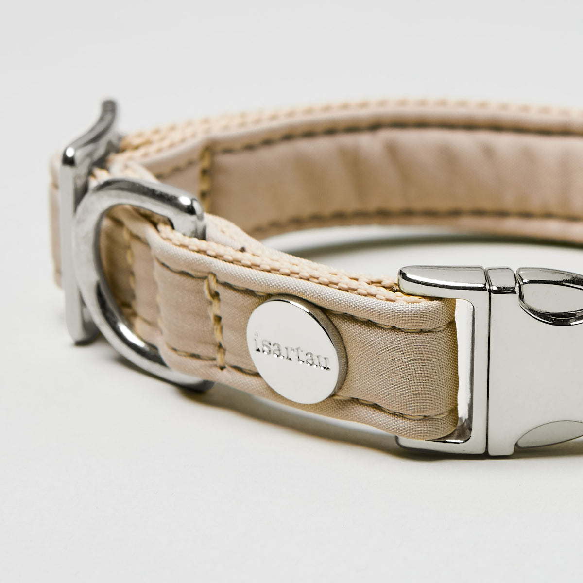 isartau Halsband Softie Beige, silberne Beschläge, Detailansicht