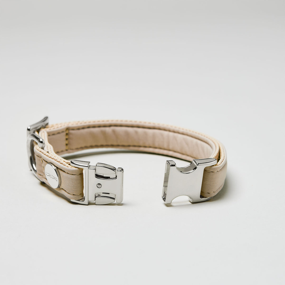 isartau Halsband Softie Beige, silberne Beschläge, Detailansicht