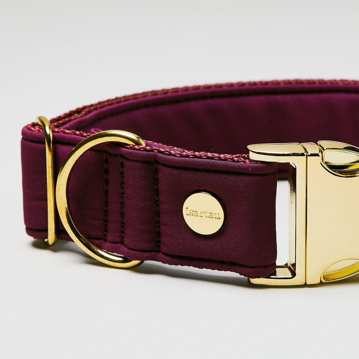 isartau Halsband Softie Burgunder, goldene Beschläge, Detailansicht