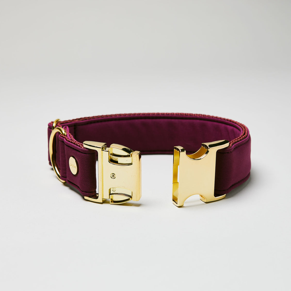 isartau Halsband Softie Burgunder, goldene Beschläge, Detailansicht