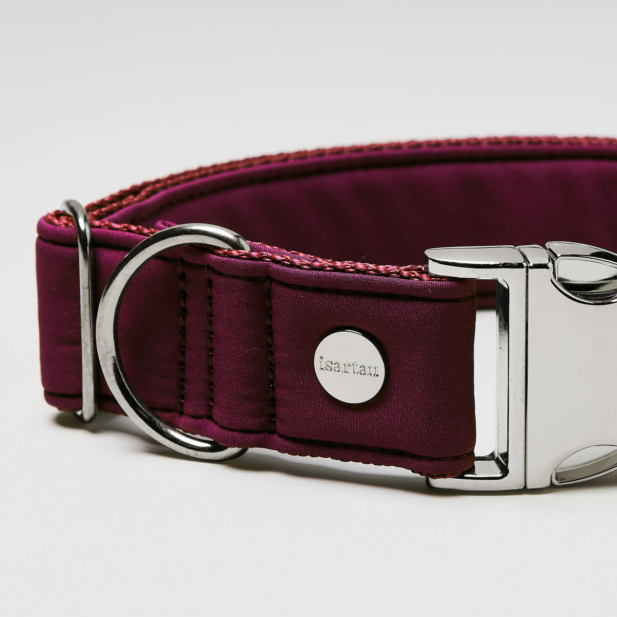 isartau Halsband Softie Burgunder, silberne Beschläge, Detailansicht