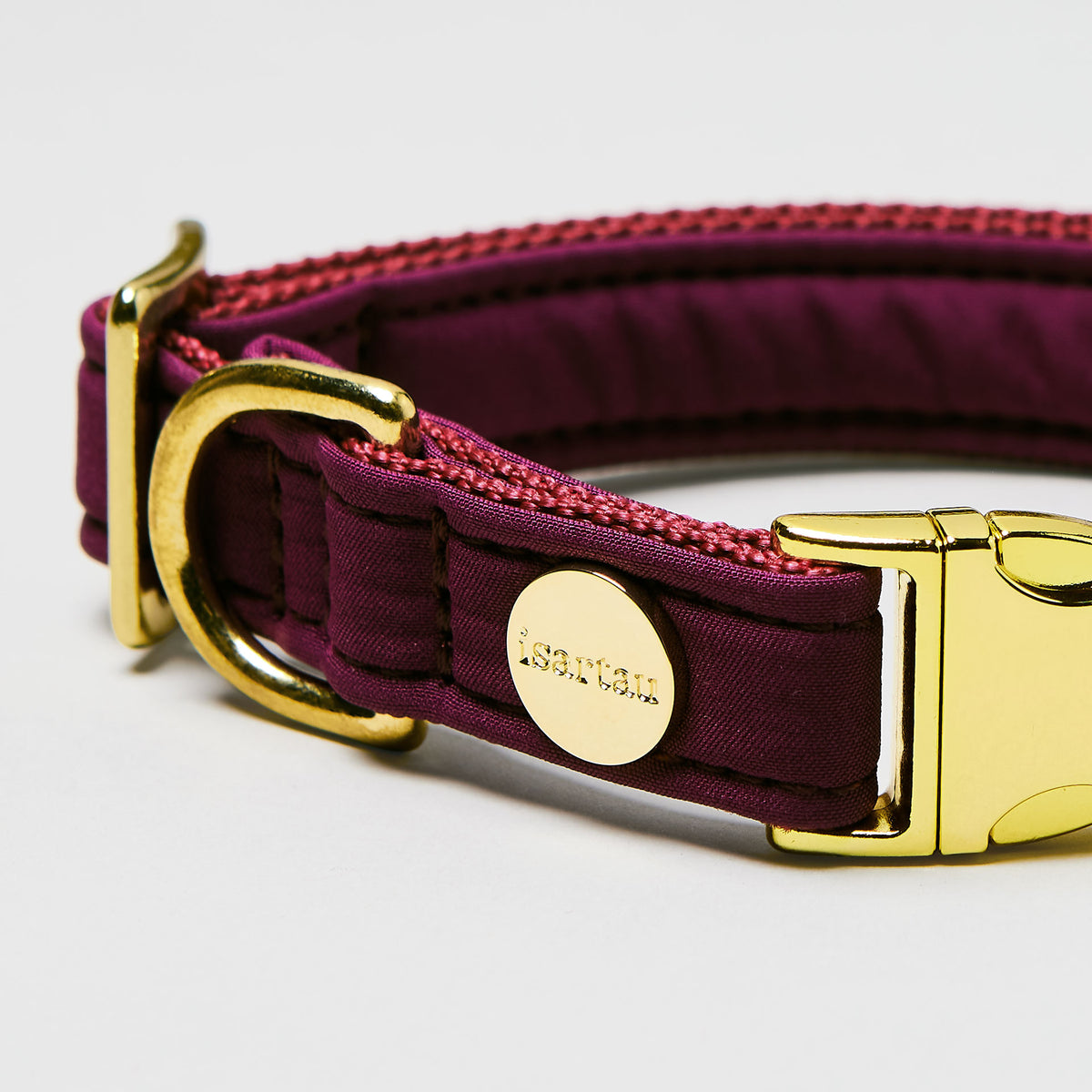 isartau Halsband Softie Burgunder, goldene Beschläge, Detailansicht
