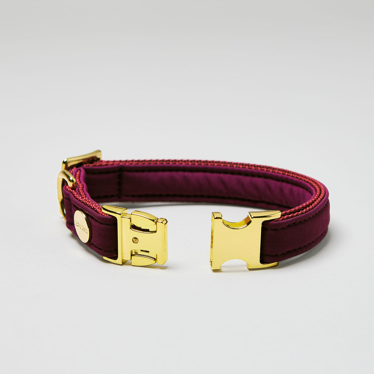 isartau Halsband Softie Burgunder, goldene Beschläge, Detailansicht