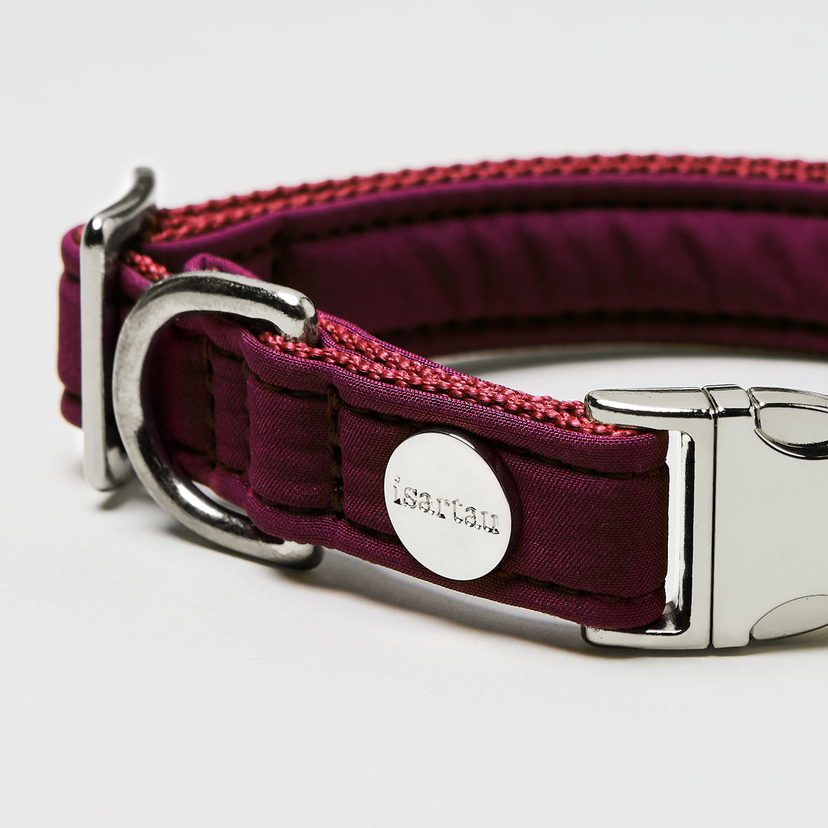 isartau Halsband Softie Burgunder, silberne Beschläge, Detailansicht