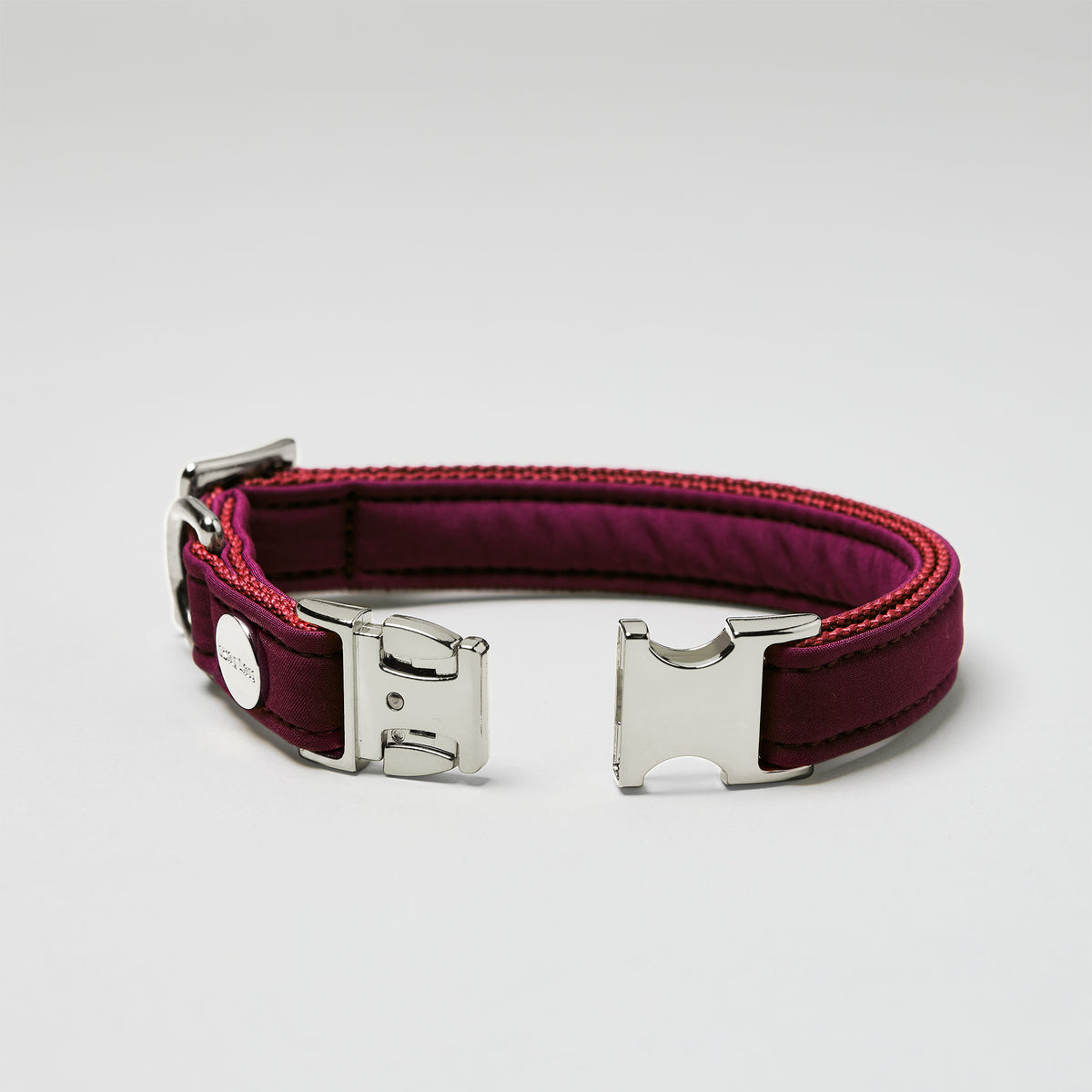 isartau Halsband Softie Burgunder, silberne Beschläge, Detailansicht