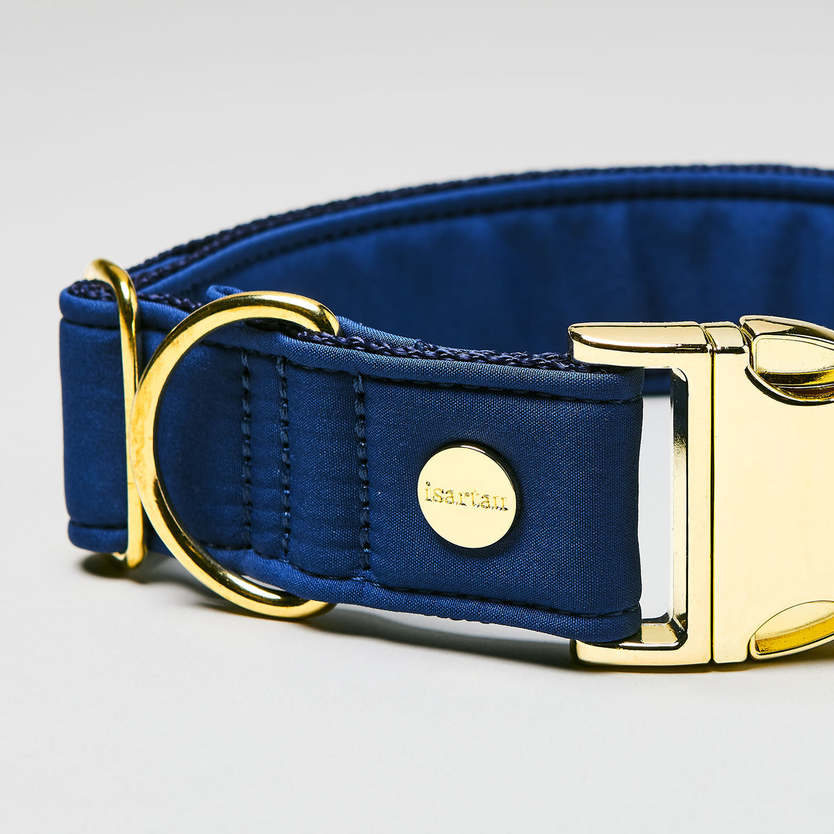 isartau Halsband Softie Dunkelblau, goldene Beschläge, Detailansicht