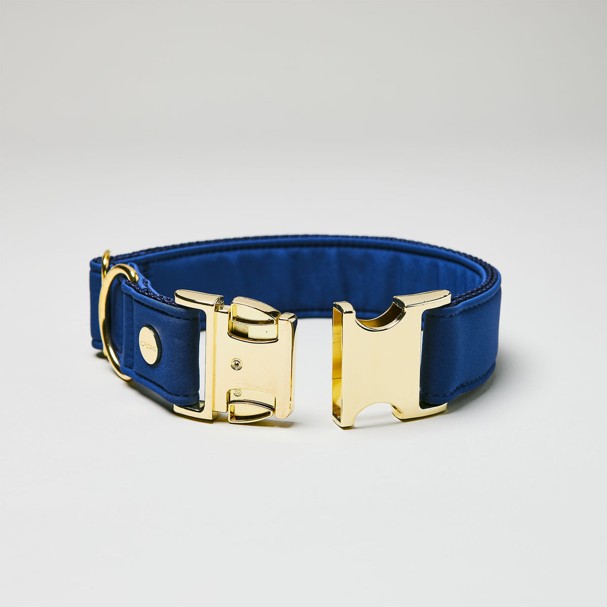 isartau Halsband Softie Dunkelblau, goldene Beschläge, Detailansicht