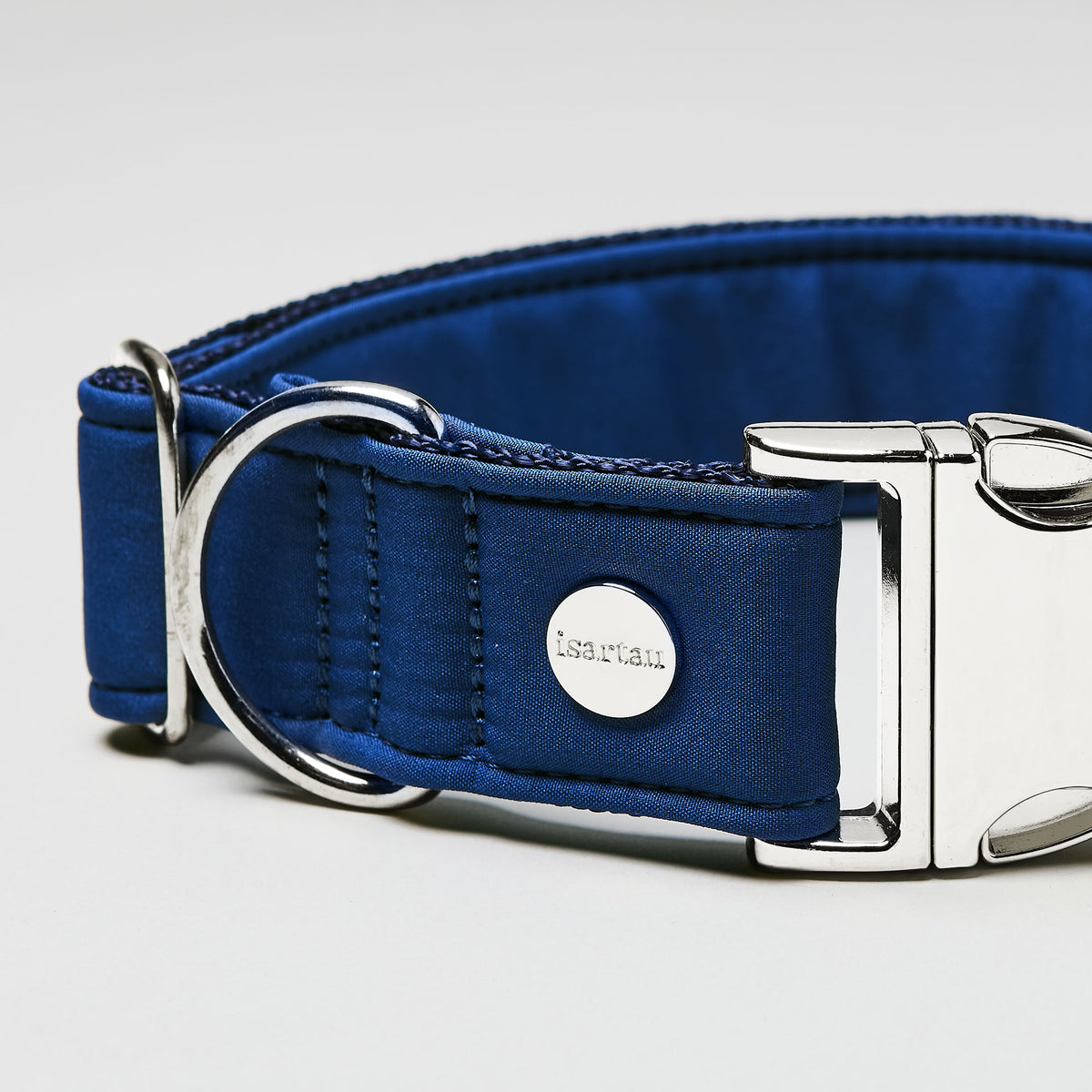 isartau Halsband Softie Dunkelblau, silberne Beschläge, Detailansicht