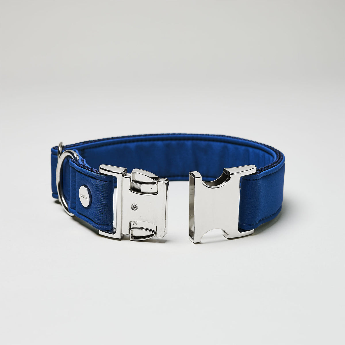 isartau Halsband Softie Dunkelblau, silberne Beschläge, Detailansicht