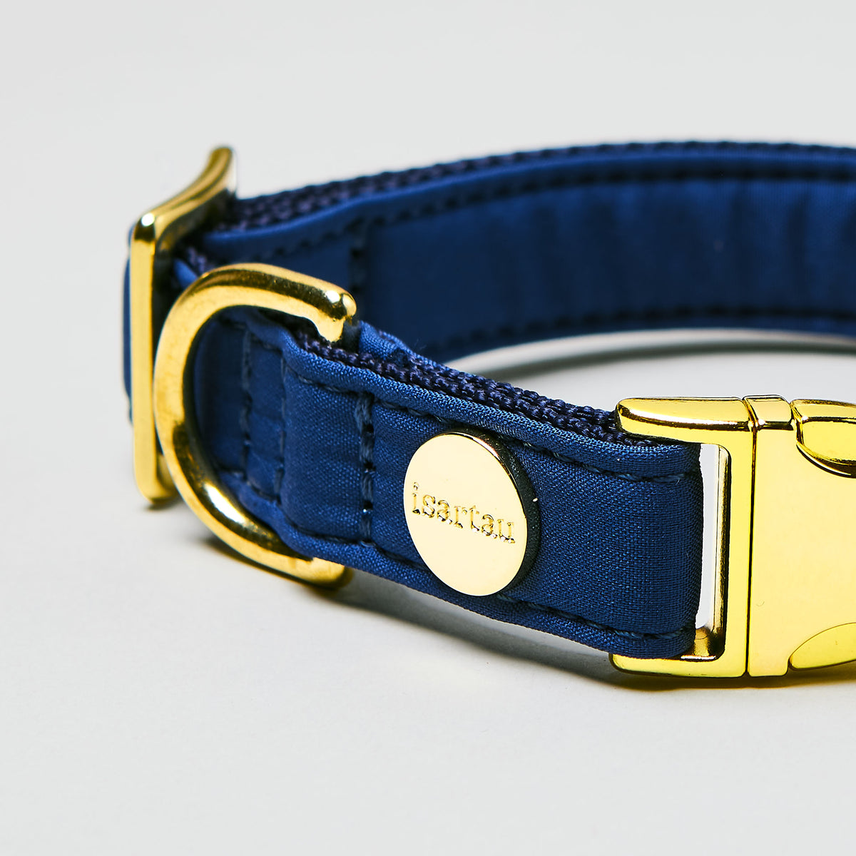 isartau Halsband Softie Dunkelblau, goldene Beschläge, Detailansicht