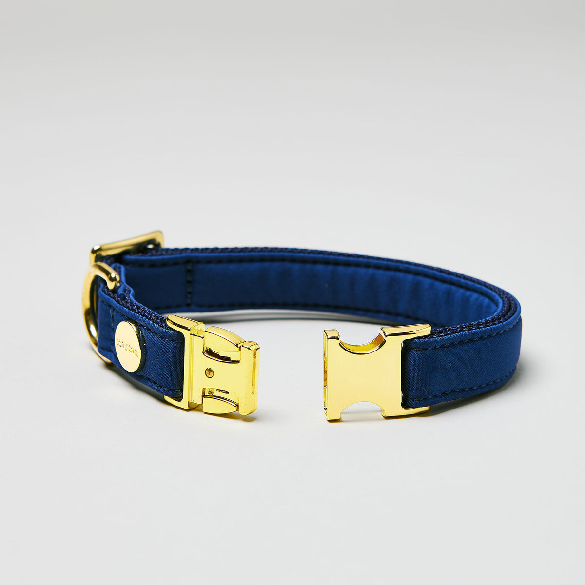 isartau Halsband Softie Dunkelblau, goldene Beschläge, Detailansicht