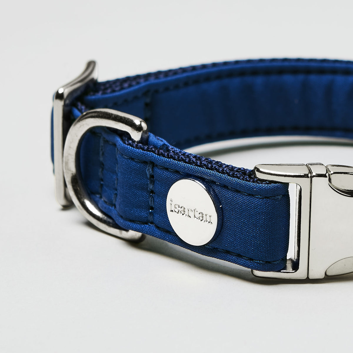 isartau Halsband Softie Dunkelblau, silberne Beschläge, Detailansicht