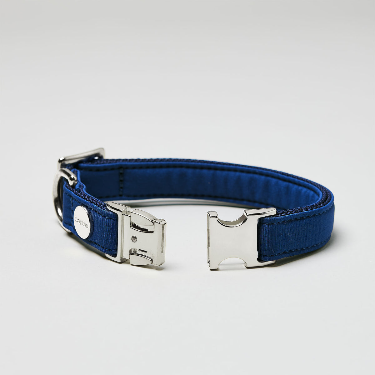 isartau Halsband Softie Dunkelblau, silberne Beschläge, Detailansicht