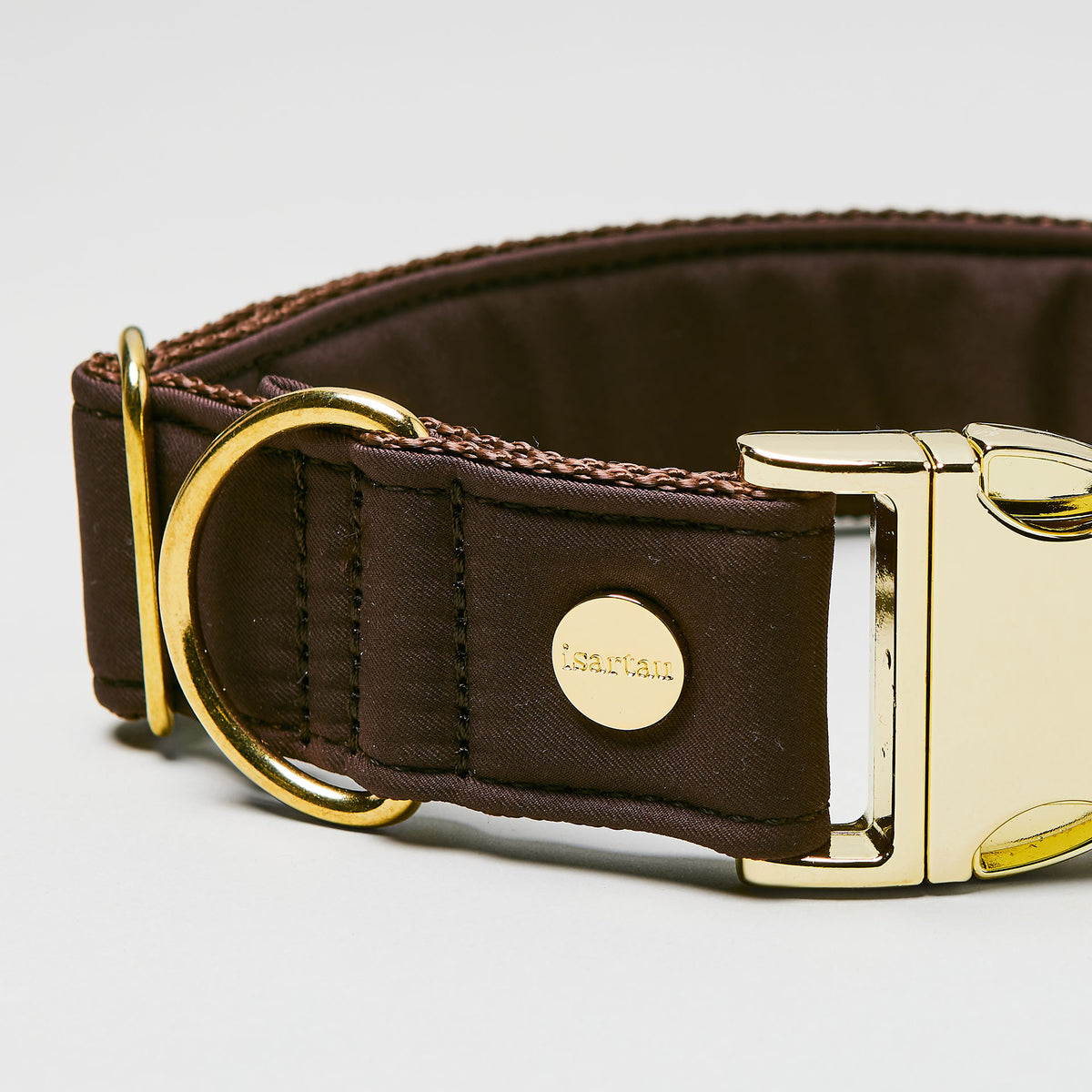 isartau Halsband Softie Dunkelbraun, goldene Beschläge, Detailansicht