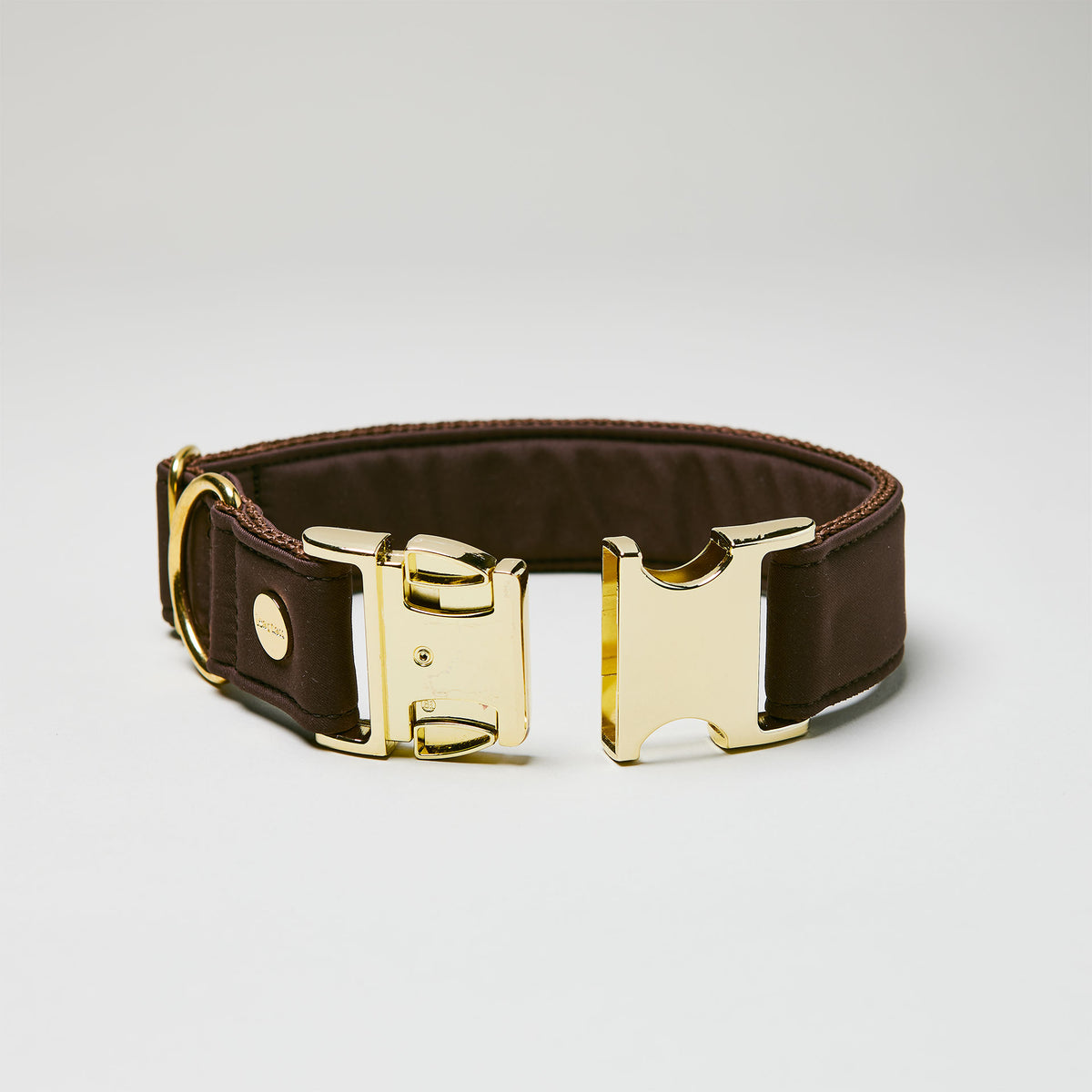 isartau Halsband Softie Dunkelbraun, goldene Beschläge, Detailansicht